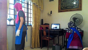 Servis cuci rumah handling deep cleaning for a family home.