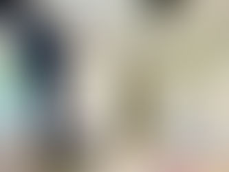 Bilik lapang berdinding putih dilengkapi meja, kerusi, dan komputer riba berhampiran tingkap dengan langsir biru. Terdapat kipas, penyaman udara, dan almari pakaian.