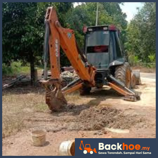Backhoe loader digunakan untuk kerja pembinaan parit dan longkang.