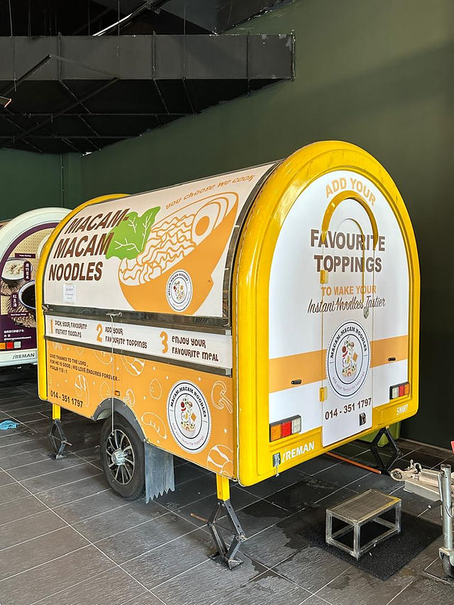 Lori towing design sticker pada trak tunda dengan grafik servis dan nombor kecemasan.
