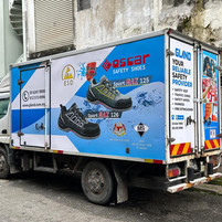 Sticker lori dengan amaran keselamatan "Jaga Jarak"