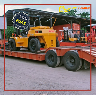 Low loader rental Selangor membawa excavator ke tapak projek.