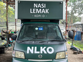 Mockup sticker lori, food truck dan food trailer ditunjukkan sebelum cetakan akhir.
