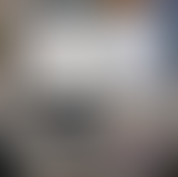 Pharmacist memeriksa oxygen concentrator service near me sebelum dihantar kepada pelanggan.