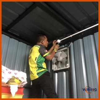 Perkhidmatan pendawaian rumah di Johor dengan juruelektrik bertauliah membaiki soket dinding