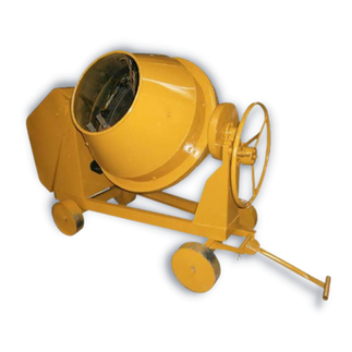 Concrete mixer rental di tapak pembinaan untuk kerja bancuh simen sementara.