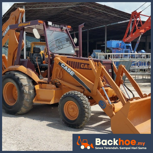 Jentera backhoe digunakan untuk kerja pembinaan longkang konkrit.