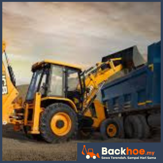 Backhoe sedang memindahkan tanah semasa kerja pengorekan tapak projek.