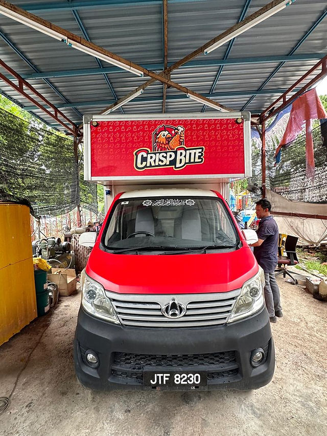 Sticker lori saiz besar dengan warna terang di Kota Damansara