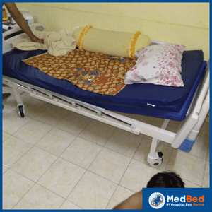 Pembekal katil hospital menunjukkan model manual dan elektrik untuk pelanggan.