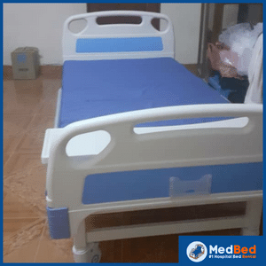 Katil hospital murah dengan rangka besi dan tilam khas untuk pesakit.