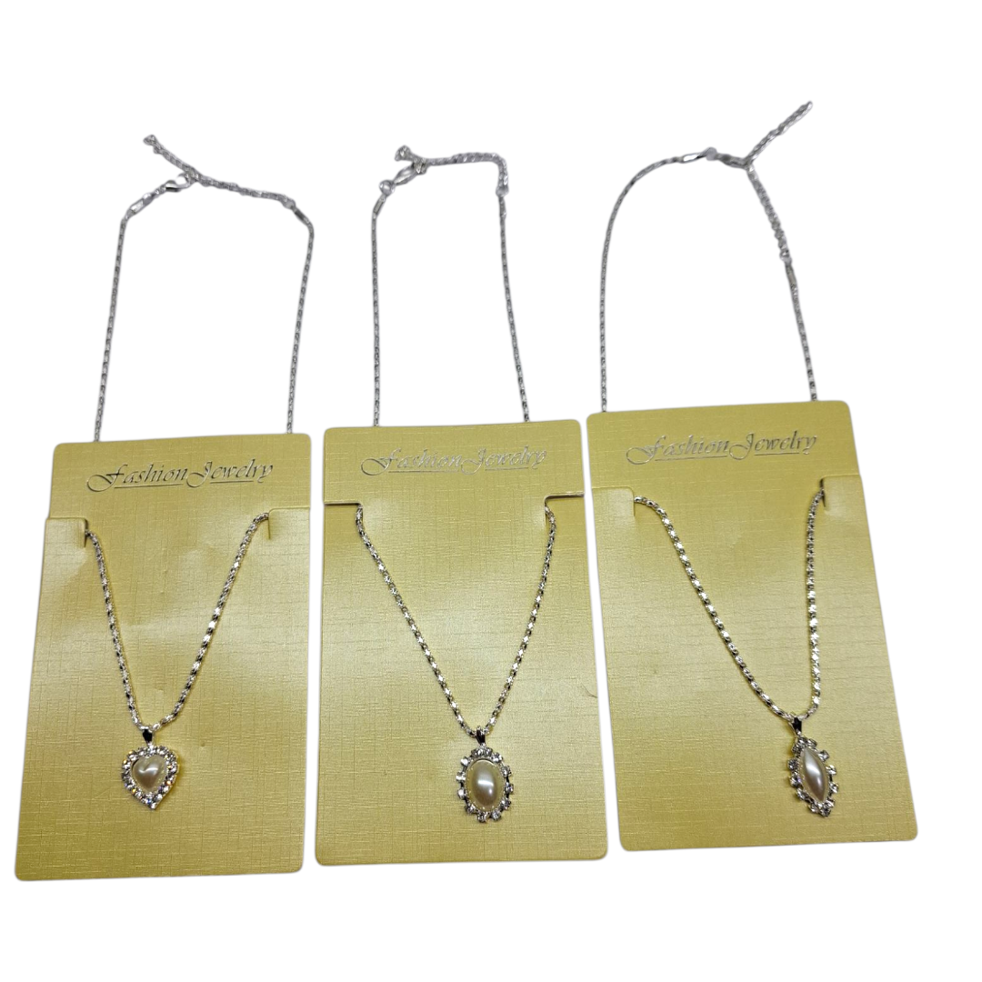 Collar con dije de perla y stras.el blister