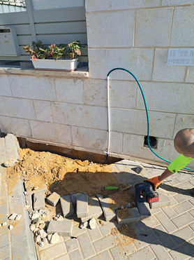 הרמת אבנים משתלבות לעמדת טעינה