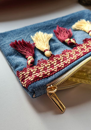 Upcycling Kosmetiktasche aus Jeans. Verziert mit marokkanischen Bordüren in Creme und Weinrot.