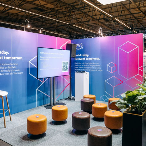 Estande modular de alumínio Ecobooth montado em feira de negócios