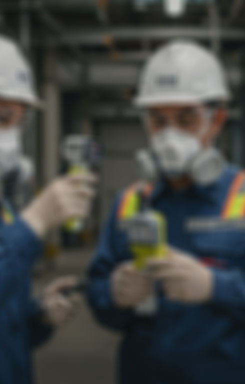 産業プラントでのEHS監査。日本EHS監査株式会社(JEA)のチームが設備と安全基準を点検中。