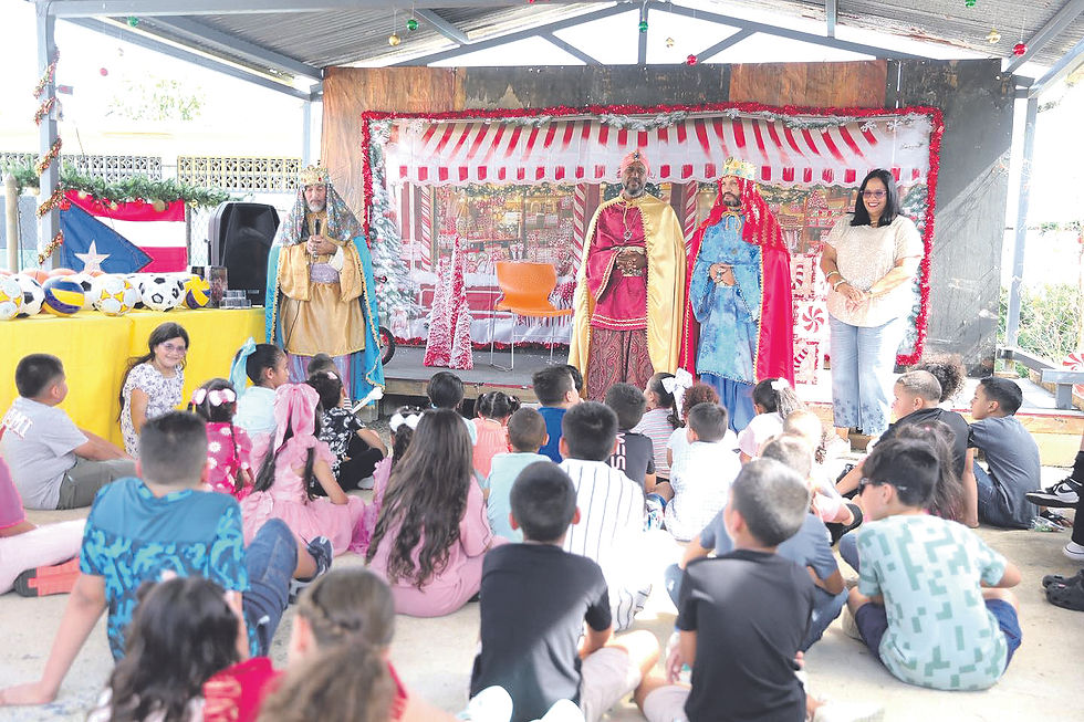 Los Reyes Magos de Aguas Buenas y la alcaldesa Karina Nieves Serrano comparten con los niños de la comunidad Juan Asencio.