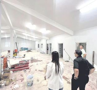 Alcaldesa de Naguabo visita proyecto de rehabilitación del antigüo Gimnasio Municipal