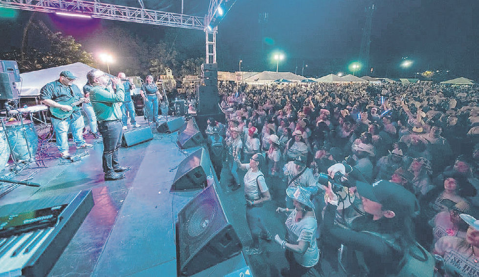 Joseph Fonseca deleita a los presentes con su música.