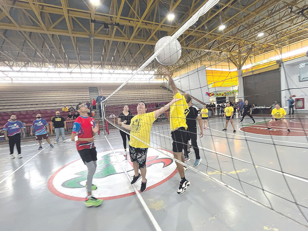 El voleibol adaptado, también denominado como volleyball sentado derivado por su traducción de su nombre en alemán ‘itzbal’, es un deporte derivado del volleyball practicado por personas con discapacidad física.