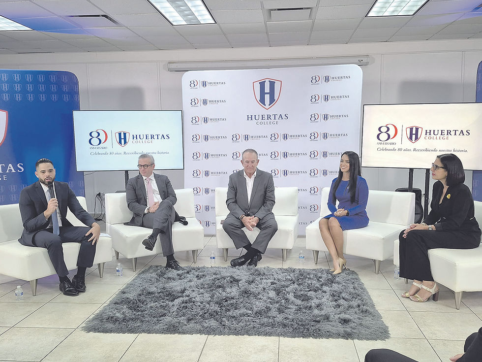 El presidente de Huertas College, Dr. Isaac Esquilín Castro, lideró a un panel formado por: el exgobernador Alejandro García Padilla; el exsecretario de Desarrollo Económico y Comercio, Manuel Cidre Miranda; Dra. Nydia González López, Advantage Therapy Group y Sra. Melisa Rivera, Manpower Group.