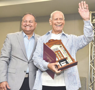 Alcalde de Caguas honra el legado literario del escritor Luis Rafael Sánchez