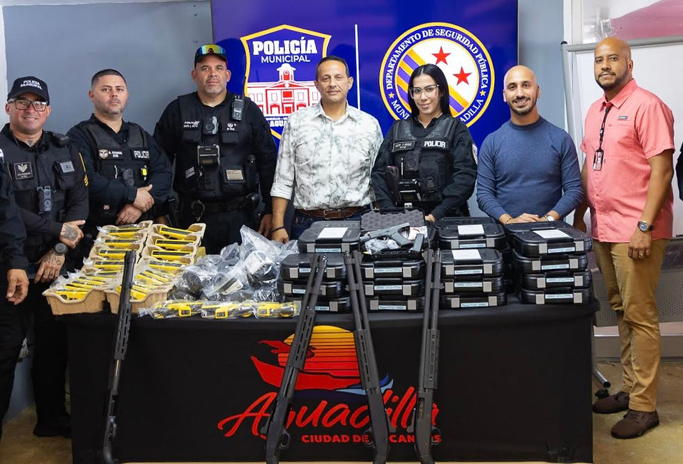 El alcalde de Aguadilla, Julio Roldán Concepción (al centro), anunció la creación del Departamento de Seguridad Pública.