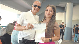 Alcalde de Las Piedras entrega becas a estudiantes con excelencia académica