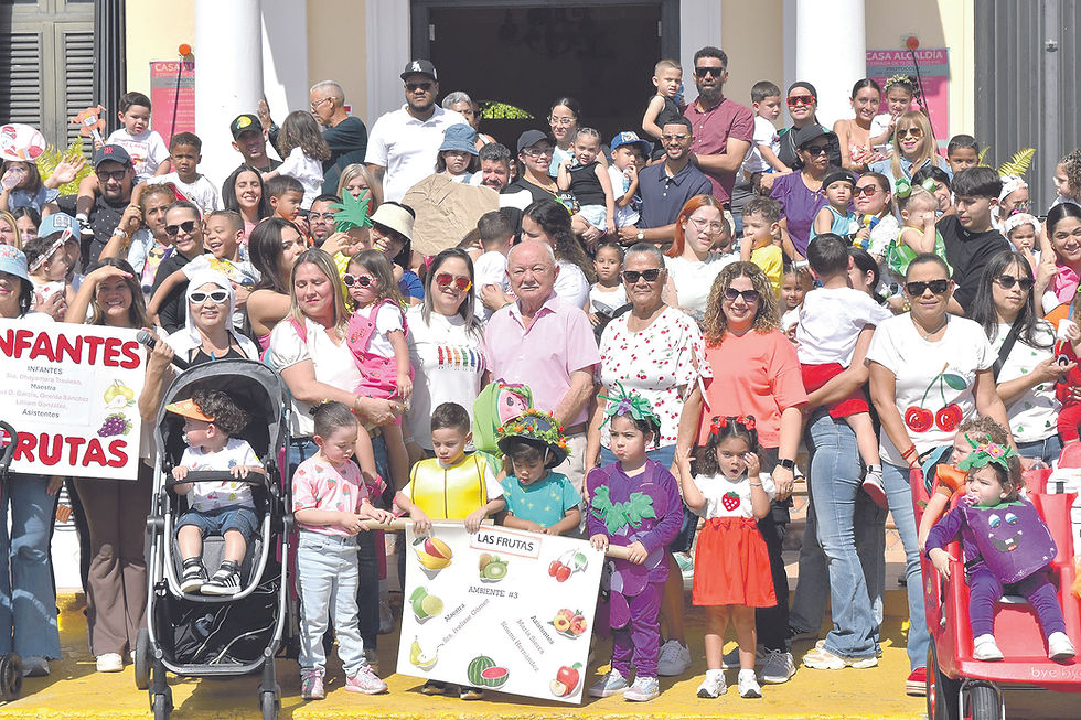 Los niños y niñas del centro recorrieron el Paseo Escuté representando los diferentes grupos alimenticios y promoviendo hábitos saludables. Además compartieron frente a la alcaldía de Juncos con el alcalde de Juncos, Alfredo “Papo” Alejandro.