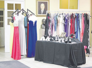 Las Piedras lanza iniciativa “Vísteme, Dona tu Traje” para ayudar a estudiantes en su baile de graduación