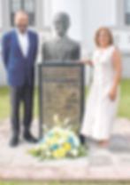 La alcaldesa Rosamar Trujillo Plumey y Ángel “Cucco” Peña, hijo de Lito Peña, participaron de la colocación de un arreglo floral a los pies del busto en honor al ilustre músico, frente al Centro de Arte que lleva su nombre.
