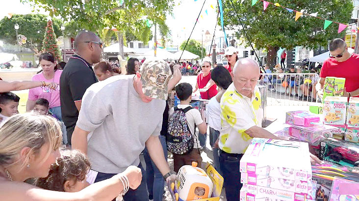 El alcalde Alfredo “Papo” Alejandro Carrión, junto a empleados de su administración, compartió con los niños y niñas presentes y sus familias y participó de la repartición de regalos. (Foto: Municipio de Juncos)