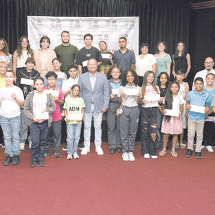 Miranda Torres entrega cerca de $20,000 en becas a estudiantes de nivel escolar y universitarios