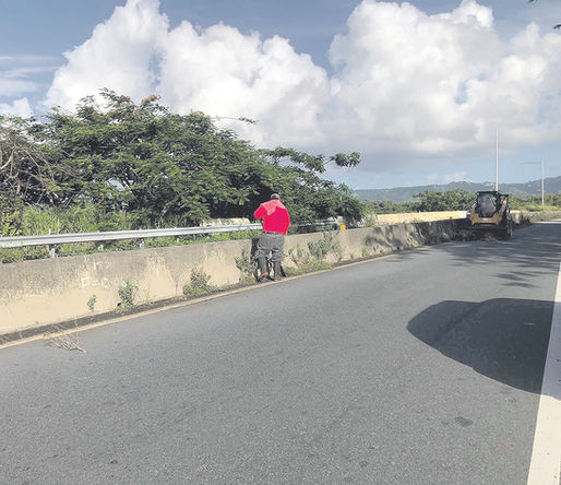 Continúan los trabajos en el sistema de alumbrado en puente de la PR-53 en el Municipio de Yabucoa