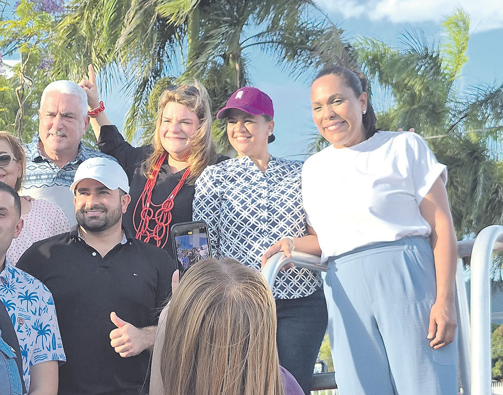 La nueva alcaldesa de Gurabo, Vimarie Peña Dávila (2da. der.), recibe el apoyo de la exalcaldesa Rosachely Rivera Santana (der.); el presidente del Senado, Thomas Rivera Schatz y la gobernadora Jennifer González Colón. También estuvieron José Yovín Vargas y el presidente de la Cámara, Carlos “Johnny” Méndez Núñez. (Foto: F. Tomás Miguel-Editorial Semana)