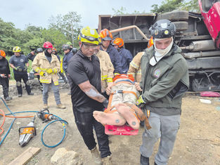 Equipos OMME aprenden en Caguas técnicas avanzadas rescate en accidentes vehiculares