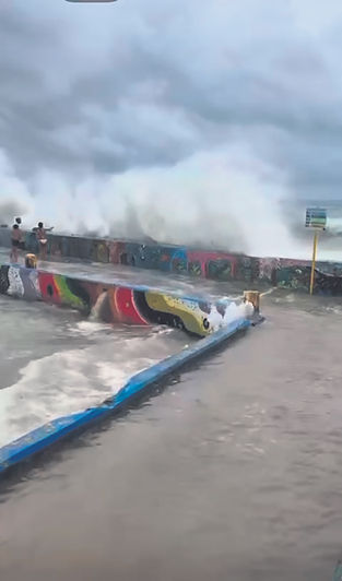 Oleaje derrumba el muelle de Crash Boat en Aguadilla
