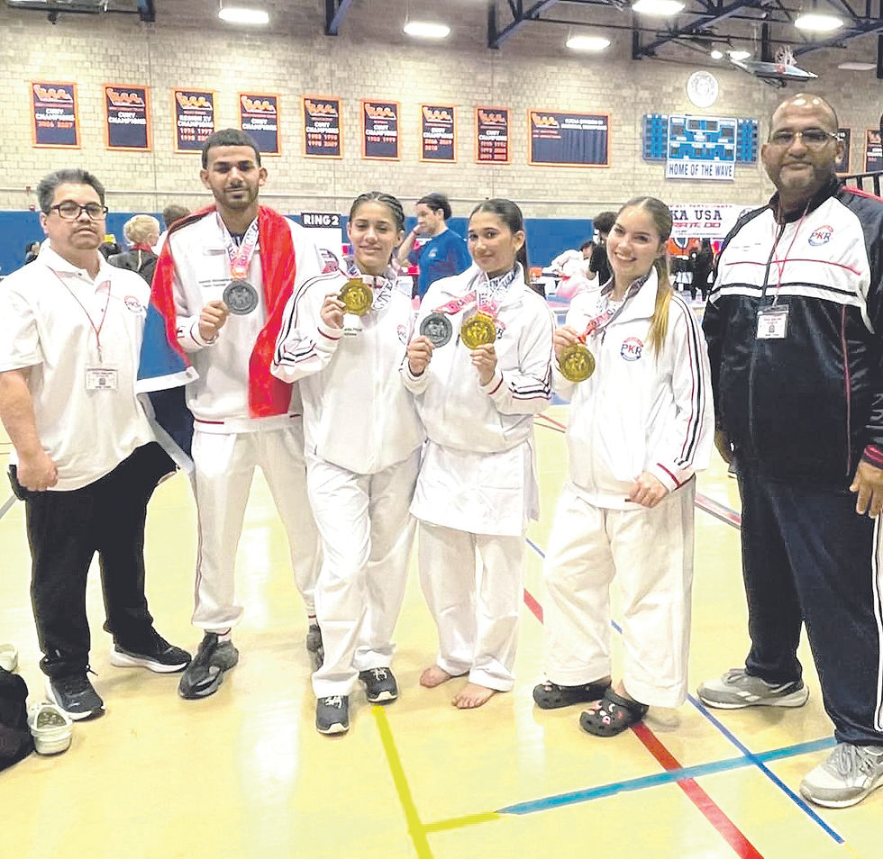 Atletas Joedvin Montañez, Génesis Pérez, Deyaneira Alequín y Alexandra Román, quienes pertenecen a la Academia Karate Do de San Lorenzo logran triunfos en Nueva York. Les acompañan el coach Christian T. Montañez y el Assistant Coach, Louis G. Rodríguez. (Foto: Municipio de San Lorenzo)