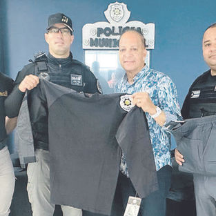 Alcalde de Las Piedras entrega nuevos uniformes a efectivos de la Policía Municipal