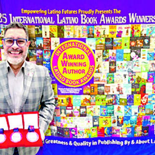 Autor cagüeño recibe tres galardones literarios