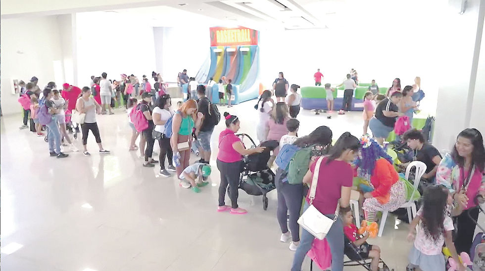 Cientos de estudiantes junqueños, desde kindergarten hasta cuarto año, se dieron cita en la actividad junto a sus familias para prepararse con lo necesario para el regreso a clases. (Foto: Municipio de Juncos)