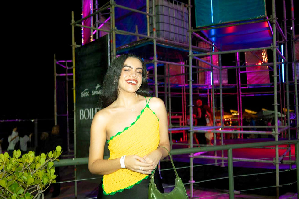 Cropped Crochê Feito à Mão Moda Autoral por Sabrina Fisher - 📸: Anara Jung