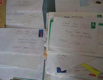 Un gros tas de lettres envoyés au magnétiseur Carbone pour le magnétiseur à distance