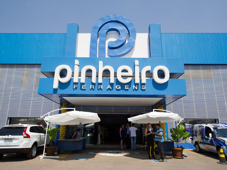 Pinheiro Ferragens promove campanha de doação de brinquedos