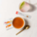 Una deliciosa sopa Veggie Proteína junto a una bebida de electrolitos
