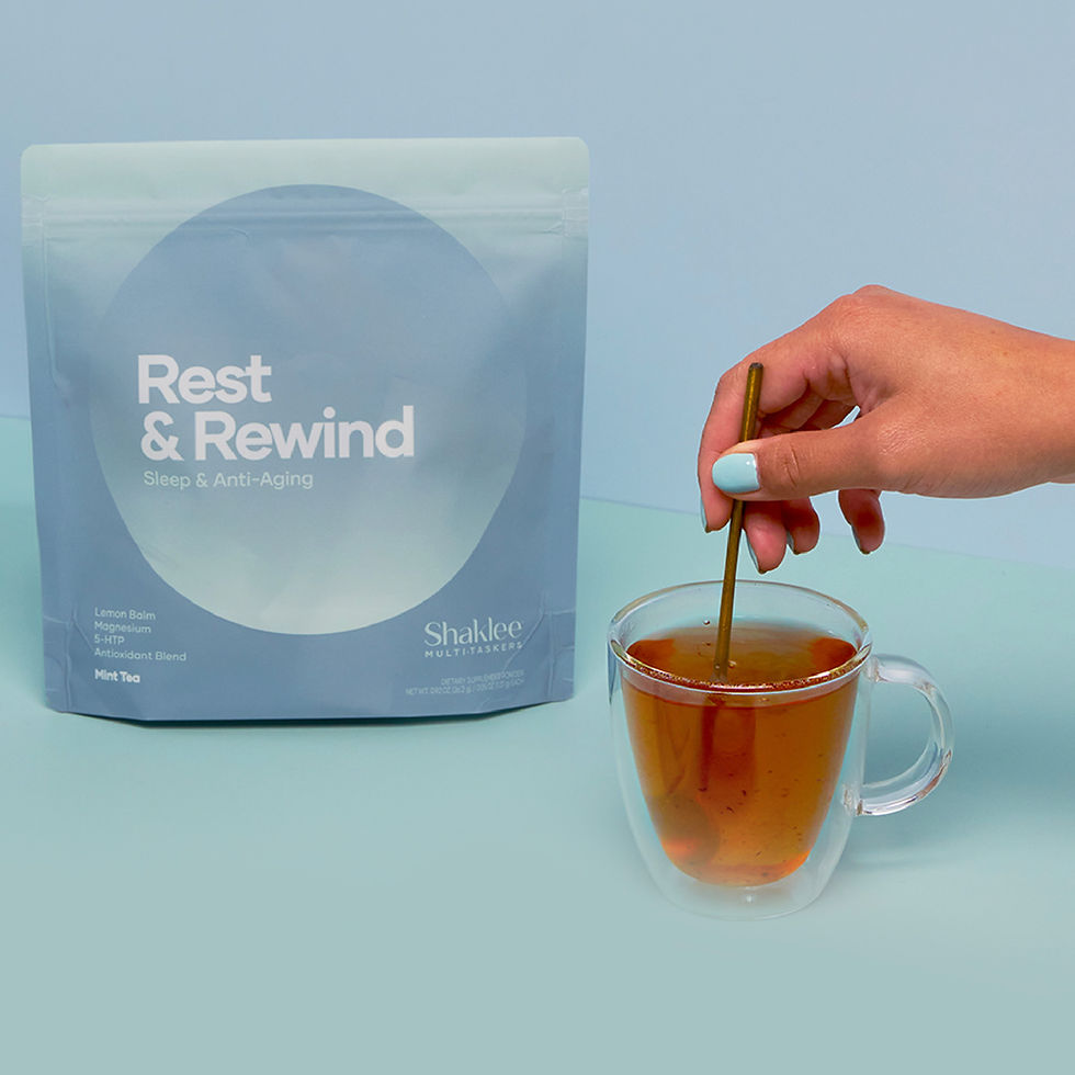 Una mano preparando un te con Rest & Rewind