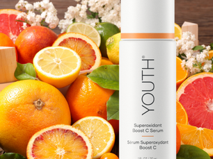 una mesa con muchos citrícos incluyendo Youth Sueroxidant Boost C Serum 