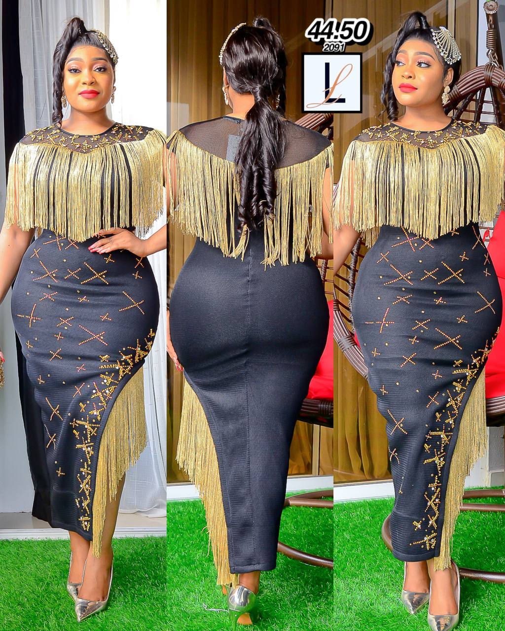 Robe noire avec franges en or