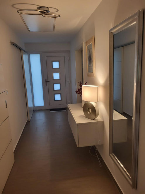 Eingangsbereich der Ferienwohnung mit neuer Tür und neuem Boden