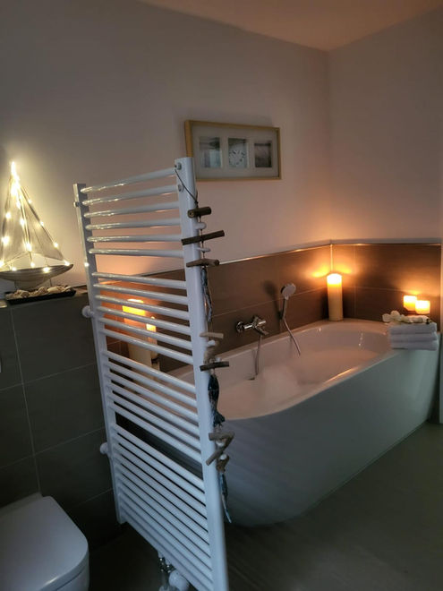 Die Badewanne und der Handtuchheizkörper